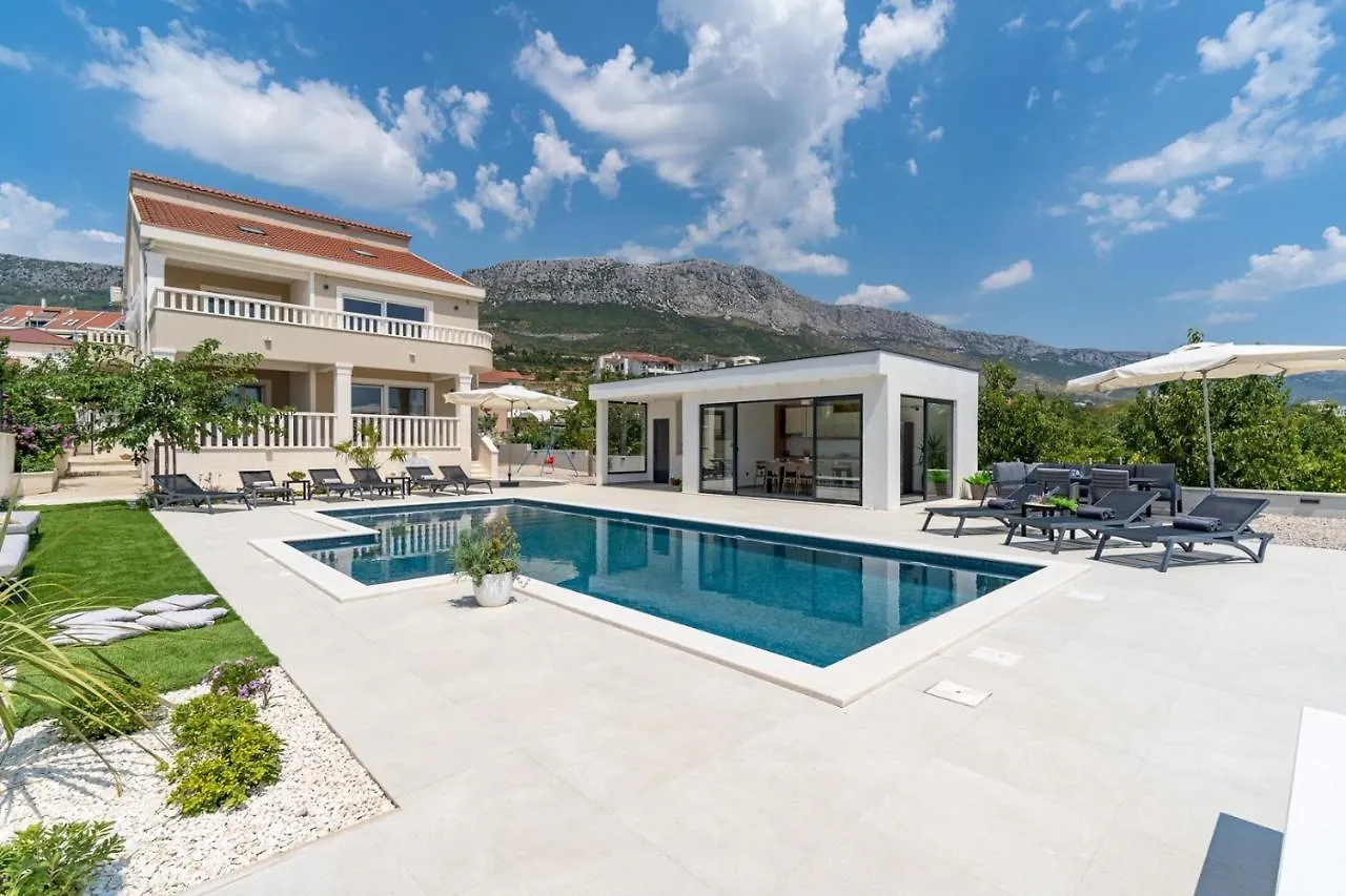 Villa Marisa With 51Sqm Pool, 5 Bedrooms, Gym Kaštela 0*,  Chorvatsko