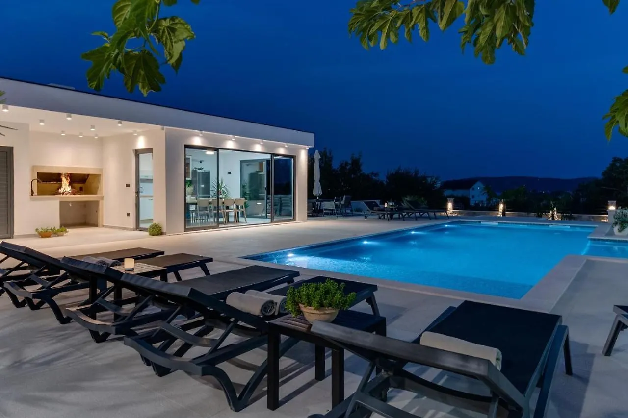 Villa Marisa With 51Sqm Pool, 5 Bedrooms, Gym Kastela
