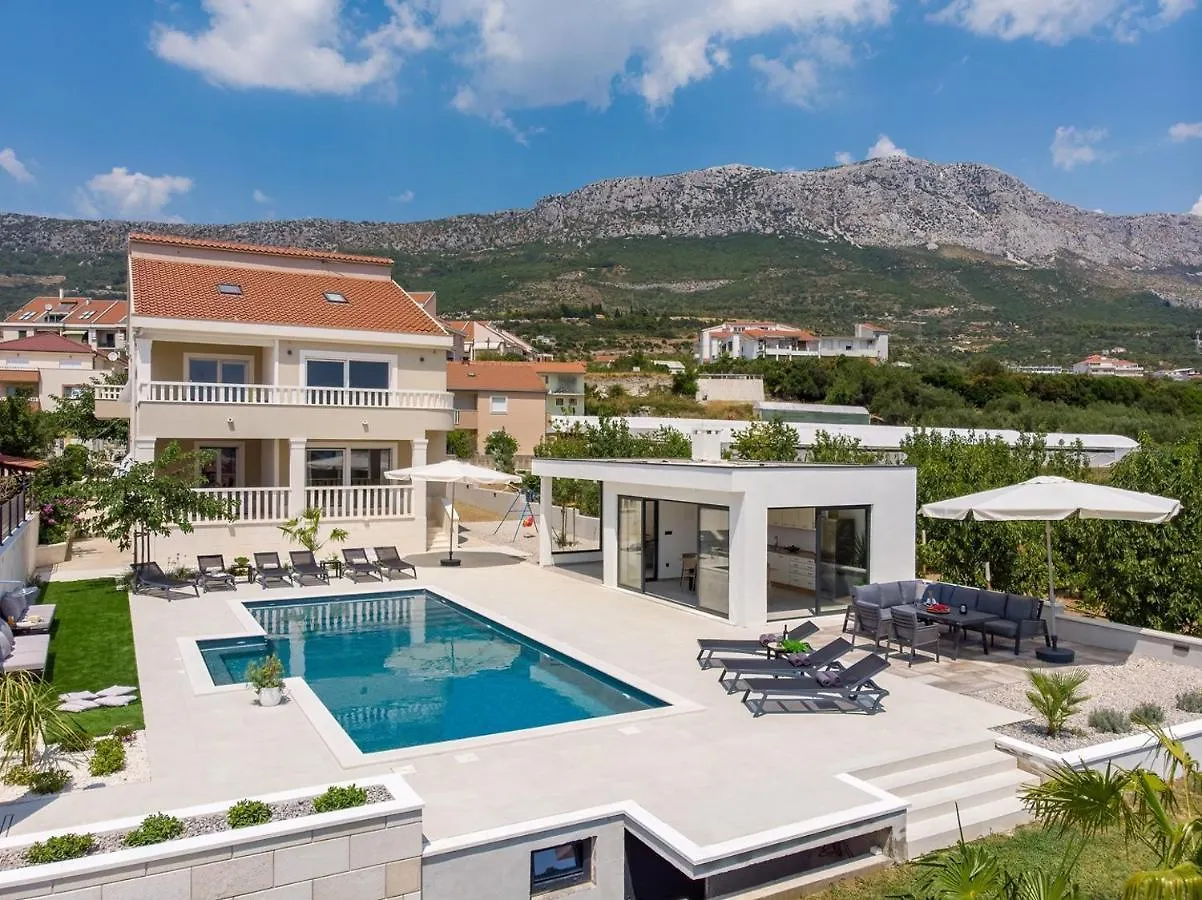 Villa Marisa With 51Sqm Pool, 5 Bedrooms, Gym Kastela Croatia