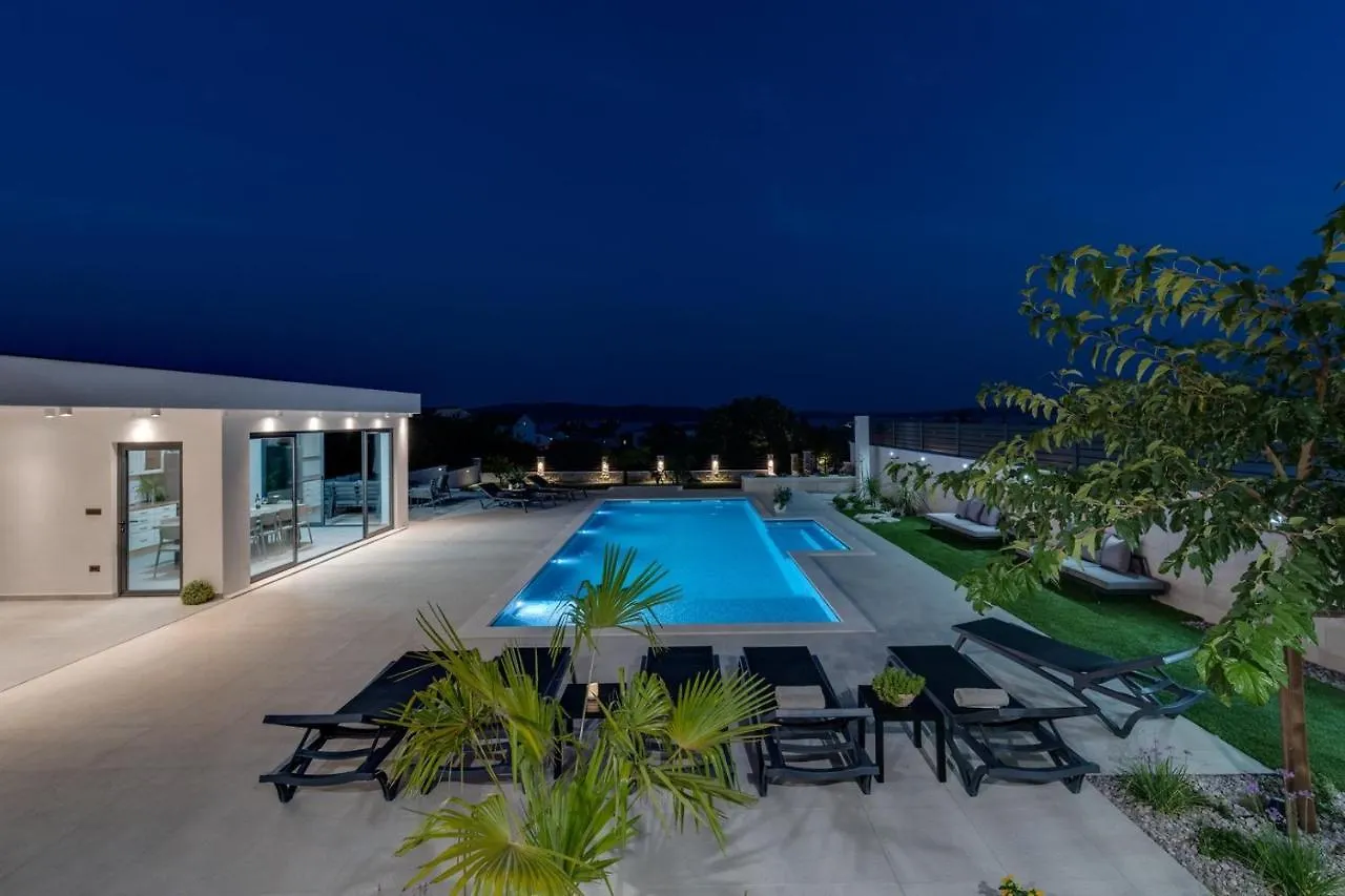 Villa Marisa With 51Sqm Pool, 5 Bedrooms, Gym Kastela Croatia